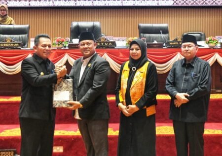Gubernur Kepri Ansar Ahmad menyerahkan dokumen Perda Trantiblinmas kepada Pimpinan DPRD Kepri dalam rapat paripurna yangdigelar, Senin (30/6)