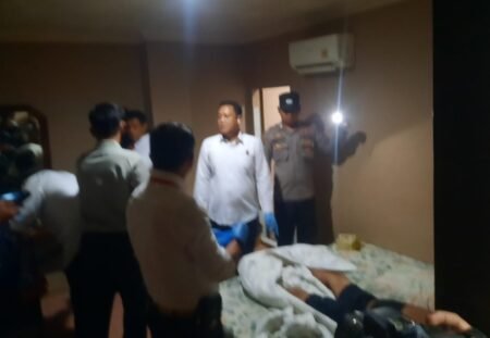 Anggota Polsek Tanjungpinag Kota dibantu Unit Identifikasi Satreskrim Polresta Tanjungpinang saat mengangkat tubuh korban meninggal dunia untuk di bawa ke Rumah Sakit RAT Tanjungpinang, Selasa,(01/07/2025)