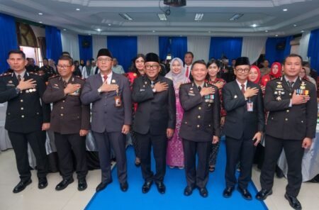 Walikota Tanjunpinang Lis Darmansyah saat mengikuti upacara peringatan Hari Bhayangkara ke-79 di Mapolresta Tanjungpinang.
