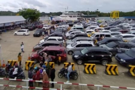 Antrian kenderaan di pelabuhan Roro Telaga Punggur, Batam