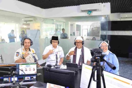 Walikota Tanjunpinang Lis Darmansyah didampingi Kepala Satpol PP Abdul Kadir Ibrahim dan Kepala Disdik Tanjungpinang Teguh Syafari saat mengikuti dialog interaktif RRI