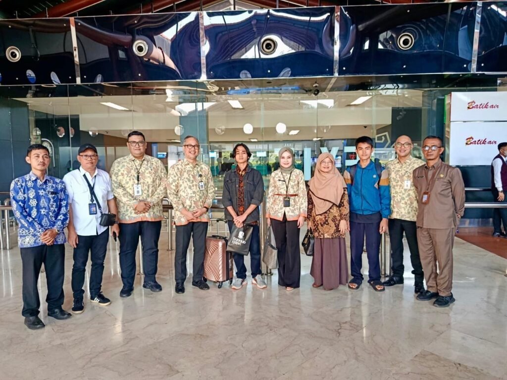 Pengantaran oleh Kepala Badan Penghubung Kepri di Bandara Soekarno Hatta