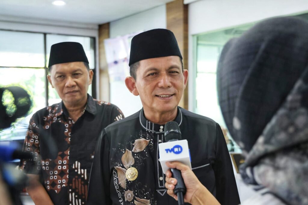 Gubernur Kepri H Ansar Ahmad bersama Kepala Kantor RRI Sulistyanto Istifarullah yang baru menjabat menggantikan Nenny Afrantiny