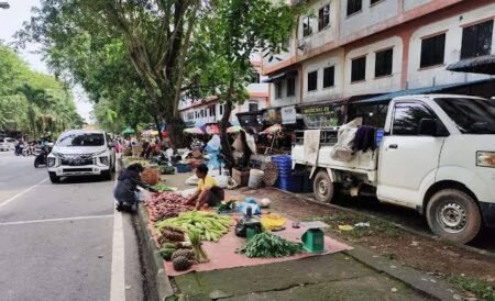 Pedagang berjalan di trotoar dekat pasar Bintan Center