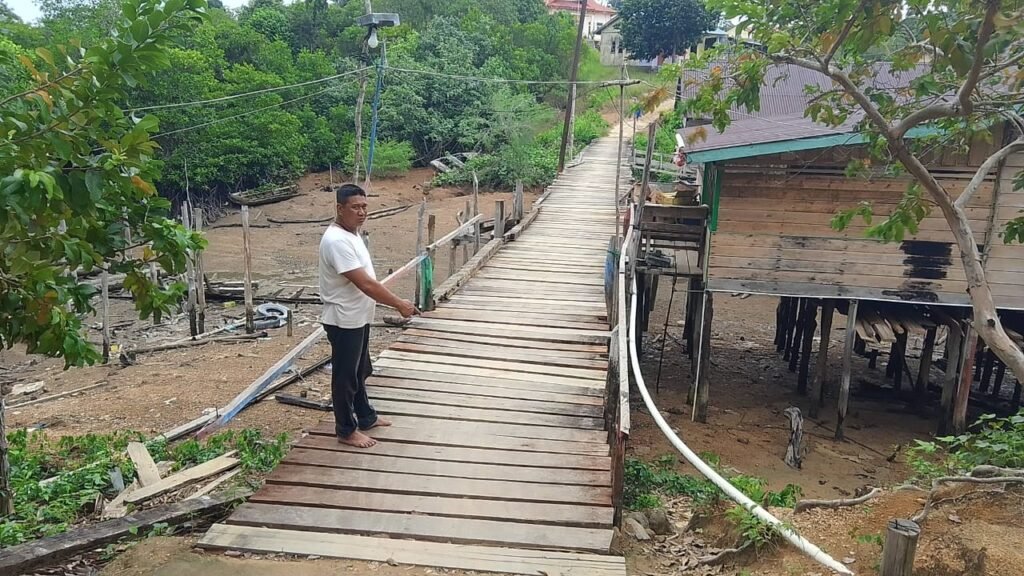 Jembatan Kampung Baru Desa Posek, Desa Posek yang memprihatinkan. Kondisi jembatan yang memprihatinkan ini memcancsm keselamatan warga yang melintas.