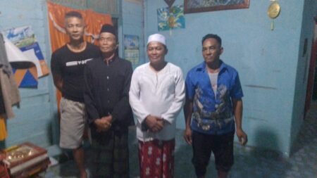 Kades Posek, Azman bersama pengelola air bersih saat memberikan klarifikasi program Pamsimas.