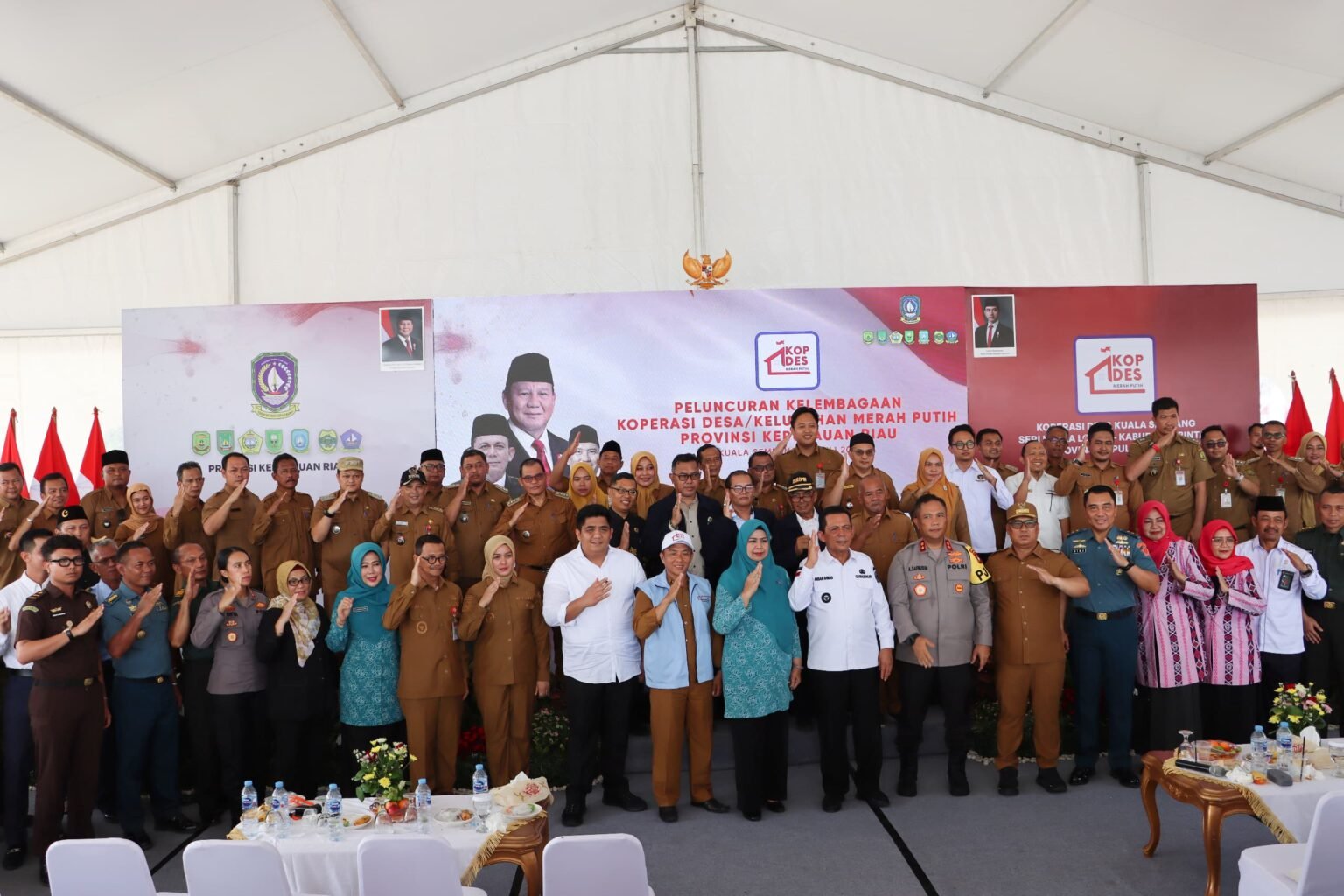 Bupati Bintan Roby Kurniawan mendampingi Gubernur Kepri Ansar Ahmad saat peresmian Koperasi Desa Merah Putih di Desa Kuala Sempang