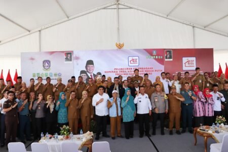 Bupati Bintan Roby Kurniawan mendampingi Gubernur Kepri Ansar Ahmad saat peresmian Koperasi Desa Merah Putih di Desa Kuala Sempang