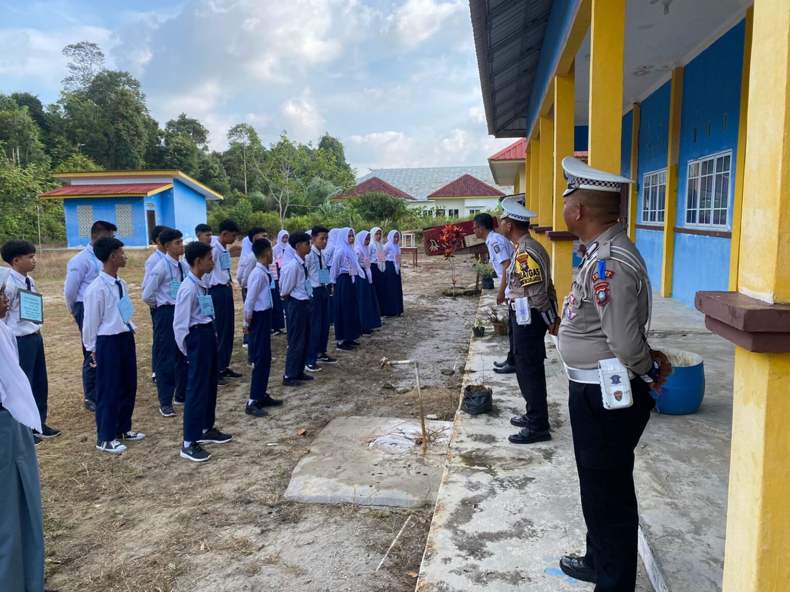 Satlantas Polres Lingga saat menrelar kegiatan Police Ho To School di SMA 2 Dabo