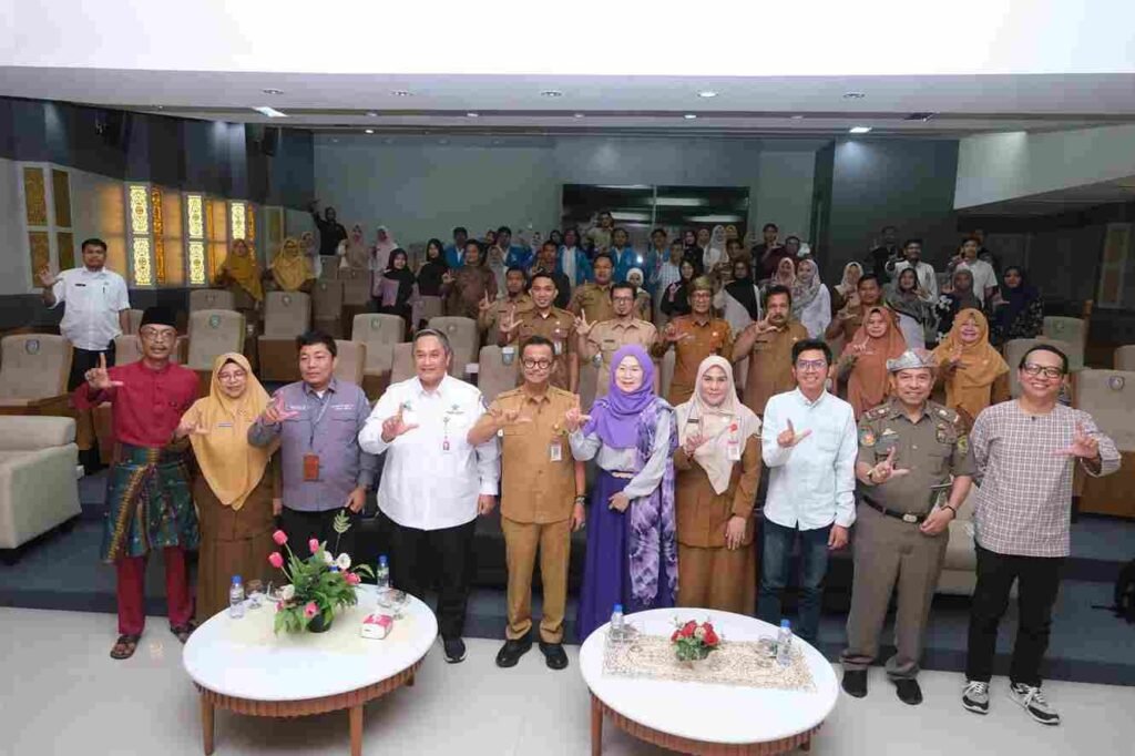 Wakil Walikota Tanjunpinang Raja Ariza bersama mantan Walikota Tanjunpinang Suryatati A Manan saat membuka kegiatan bedah buku Melayukah Aku?, di Gedung Studio DPK Kepri, Selasa (22/7).