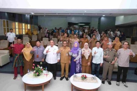 Wakil Walikota Tanjunpinang Raja Ariza bersama mantan Walikota Tanjunpinang Suryatati A Manan saat membuka kegiatan bedah buku Melayukah Aku?, di Gedung Studio DPK Kepri, Selasa (22/7).