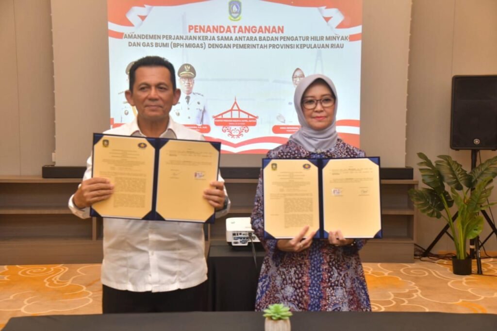 Gubernur Kepri Ansar Ahmad melakukan penandatanganan MoU dan PKS dengan Badan BPH Migas di Harper Premier Hotel Batam, Selasa (22/7)