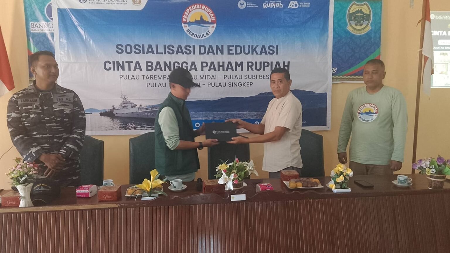 Perwakilan BI menyerahkan cendramata kepada Kecamatan Singkep Pesisir sebagai tempat sosilaisasi i//