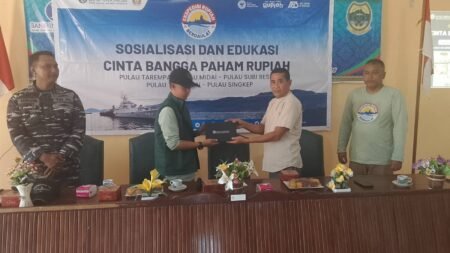 Perwakilan BI menyerahkan cendramata kepada Kecamatan Singkep Pesisir sebagai tempat sosilaisasi i//