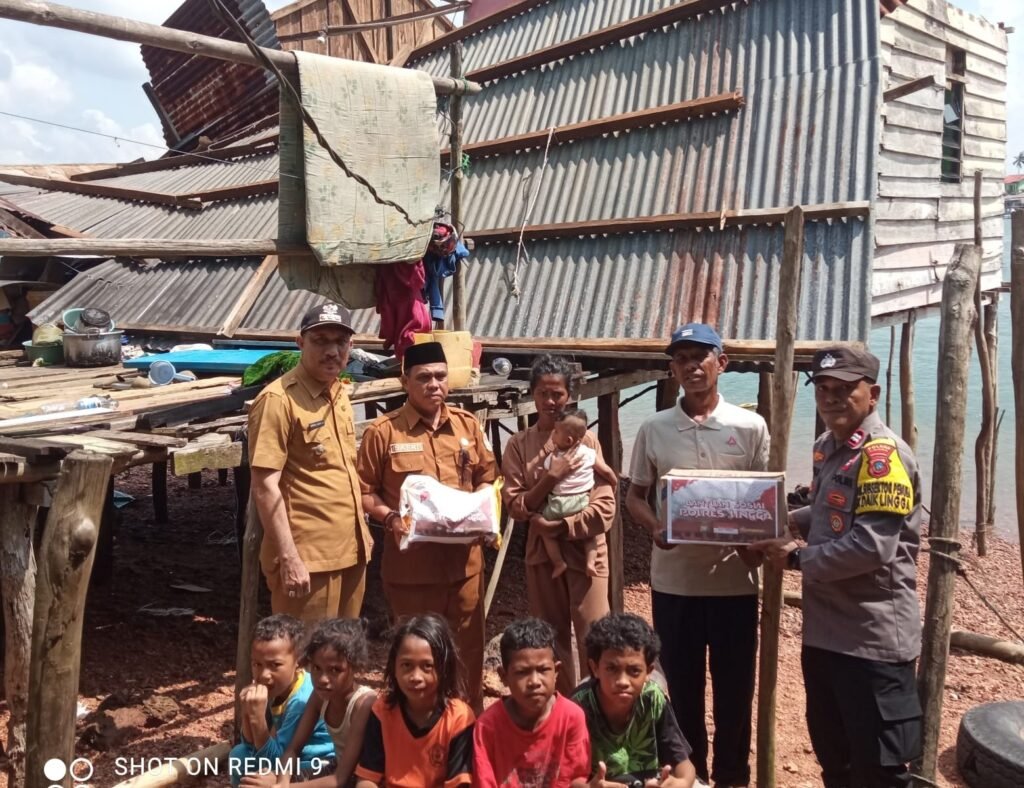 Kapolsubsektor Aiptu Andi Saputra, mewakili Kapolres Lingga, AKBP Pahala Martua Nababan, S.H., S.I.K., M.H memberikan bantuan kepada masyarakat yang terkenal musibah maayarakat terkena musibah di Pulau Lipan/)