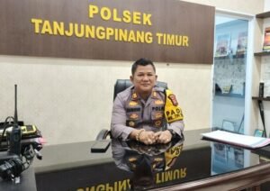 Kapolsek Tanjungpinang Timur AKP Sugiono di ruang tugasnya.