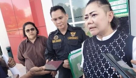 Ratih Seftiariski didampingi Kuasa Hukumnya Jack ditemui di PN Tanjungpinang, Rabu (06/08/2025).