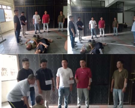 Tim Satreskrim Polresta Tanjungpinang saat melakukan pra rekonstruksi dugaan kasus pengeroyokan dan penganiayaan oleh sejumlah orang di lift KTV Majestic yang dialami korban Hartono alias Amiang dan Yani Safitri beberapa bulan lalu, Rabu (06/08/2025).