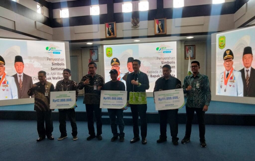 Kegiatan BPJS Ketenagakerjaan Tanjungpinang bersama Pemko Tanjungpinang menyalurkan klaim kepada ahli waris di Aula Kantor Tanjungpinang