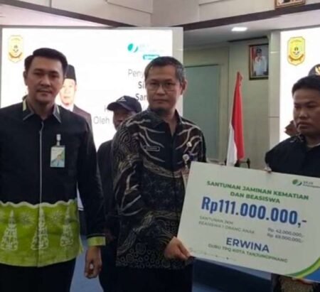 Sekda Kota Tanjungpinang Zulhidayat didampingi Kepala BPJS Ketenagakerjaan cabang Tanjungpinag saat kegiatan FGD dan Sosilasai Kepada Pemko, Penambang Pompong dan Ojek Online di Aula Kantor Walikota Tanjungpinang, Kamis (07/08/2025)