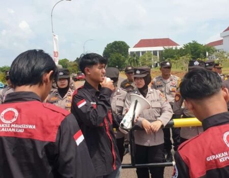 Gerakan Aksi Mahasiswa Kepulauan Riau (GAM Kepri) menggelar aksi demonstrasi di depan Gedung Dinas Ketahanan Pangan, Pertanian, dan Kesehatan Hewan (DKP2KH) Provinsi Kepulauan Riau (Kepri), Selasa (12/08/2025)