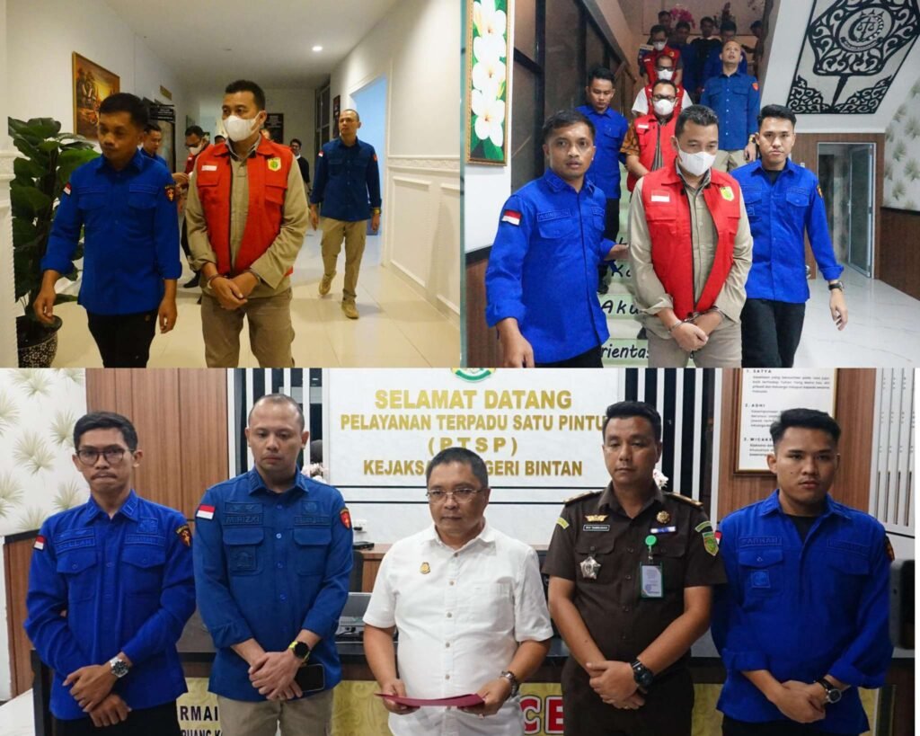 Kepala Kejaksaan Negeri Bintan, Rusmin SH MH didampingi Kasi Pidsus dan Kasi Intelnya saat konferensi pers penetapan dan penahanan 4 tersangka dugaan Tindak Pidana Korupsi PNBP Jasa Kepelabuhan Kapal Rig Setia di Kabupaten Bintan periode 2016–2022 sekitar Rp.1,7 Miliar, Kamis (14/08/2025).
