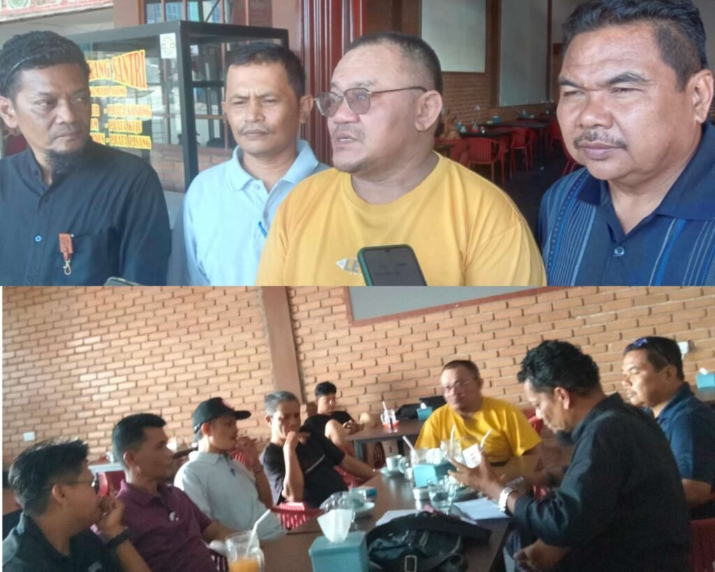 Aliansi Gerakan Bersama saat melakukan pertemuan di kedai kopi Bundaran Batu 8 atas, Minggu (17/8).