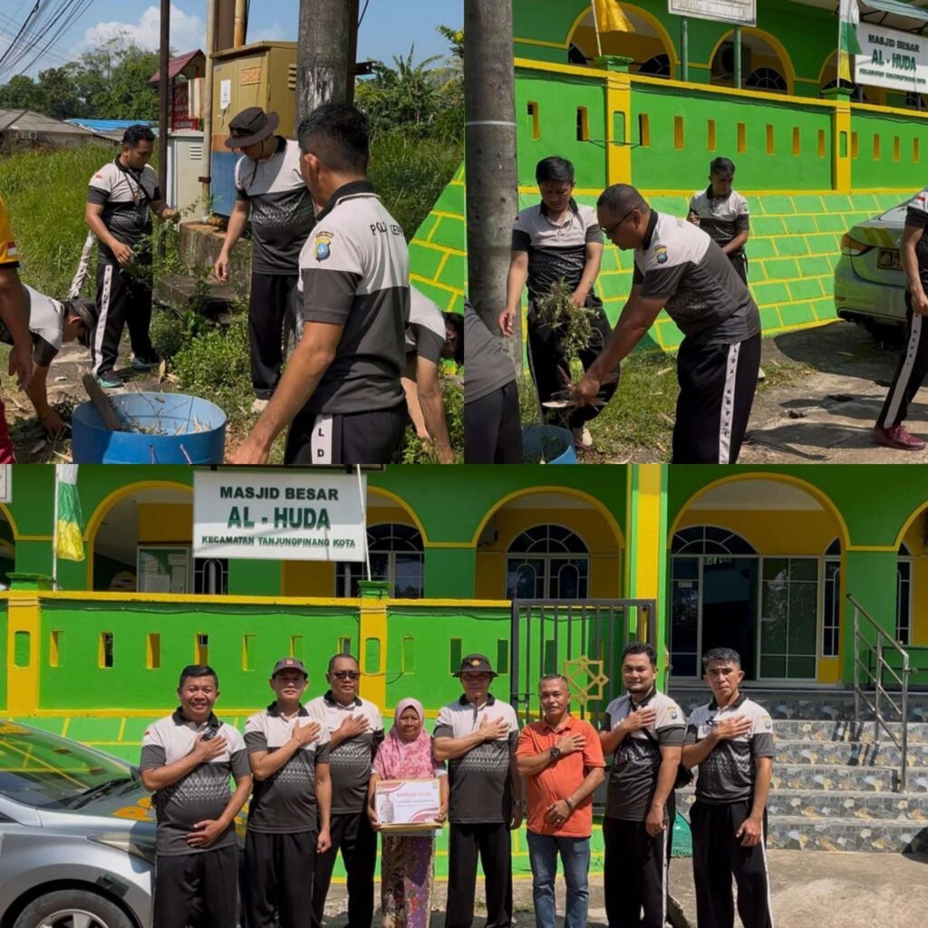Kapolsek Tanjungpinang Kota AKP Monang P Silalahi menyerahkan bantuan Sembako ke Marbot Mesjid Besar Al Huda, di Senggarang dan menggelar gotong royong (Goro) di area mesjid, Jum'at pagi (29/08/2025) .