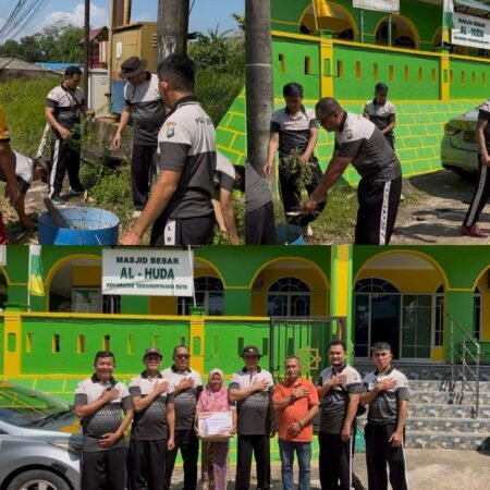 Kapolsek Tanjungpinang Kota AKP Monang P Silalahi menyerahkan bantuan Sembako ke Marbot Mesjid Besar Al Huda, di Senggarang dan menggelar gotong royong (Goro) di area mesjid, Jum'at pagi (29/08/2025) .