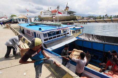 Aktivitas bongkar muat barang di salah satu pelabuhan rakyat