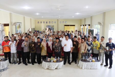 Bupati Bintan Roby Kurniawan saat menghadiri sosialisasi bijak bermedia sosial