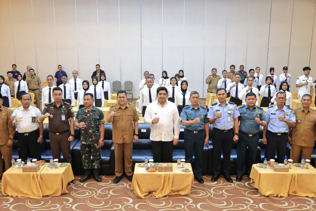 Bupati Bintan Roby Kurniawan bersama calon Paskibra Bintan saat memberikan pembekalan