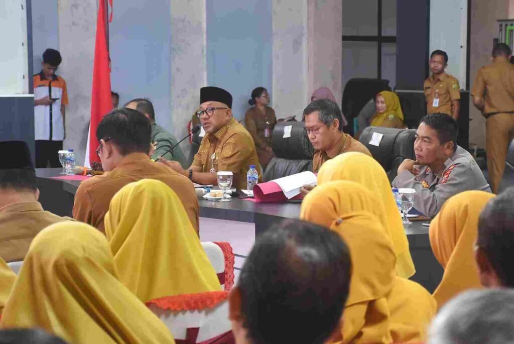 Walikota Tanjunpinang Lis Darmansyah saat memimpin rapat persiapan Sekolah Rakyat