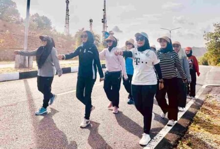 Peserta lomba gerak jalan saat latihan