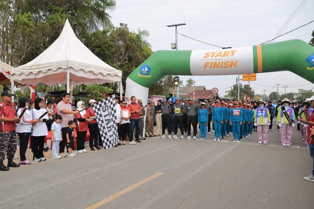 Bupati Bintan Roby Kurniawan saat melepas gerak jalan Tri Lomba Juang