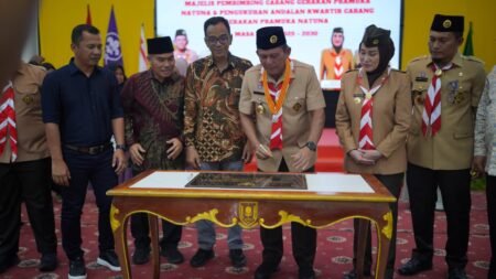 Gubernur Kepri Ansar Ahmad menandatangani prasasti peresmian peningkatan jam nyala listrik menjadi 24 jam di ibukota Kecamatan Pulau Panjang, Natuna, Minggu (10/8).