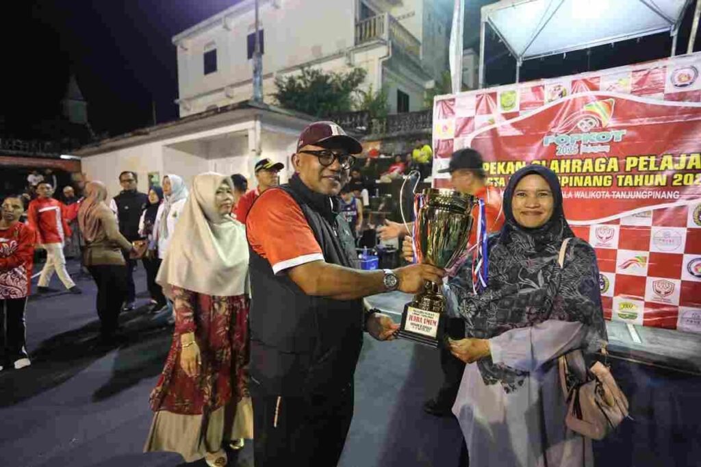 Walikota Tanjunpinang Lis Darmansyah menyerahkan hadiah trophy kepada juara umum POPKOT Tanjungpinang