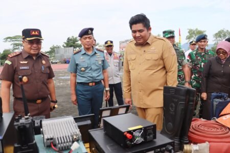Bupati Bintan Roby Kurniawan saat mengecek peralatan kesiapsiagaan bencana