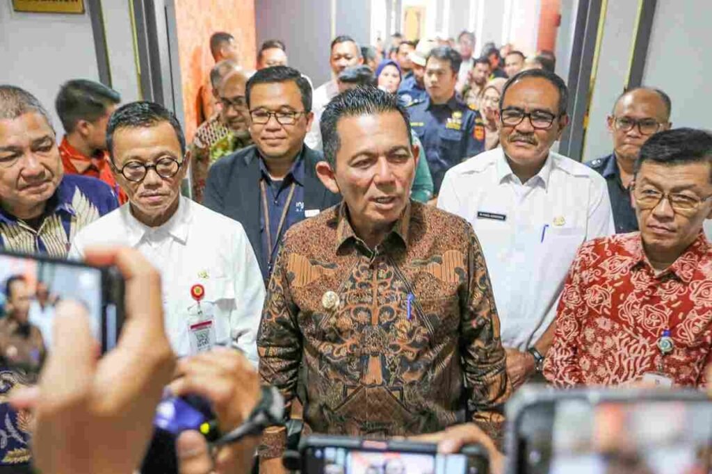 Gubernur Kepri Ansar Ahmad didampingi Wakil Walikota Tanjunpinang Raja Ariza saat memberikan keterangan