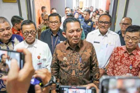 Gubernur Kepri Ansar Ahmad didampingi Wakil Walikota Tanjunpinang Raja Ariza saat memberikan keterangan