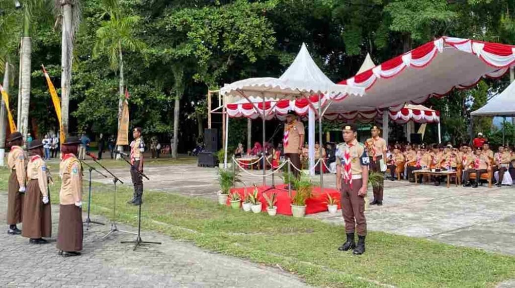Kamabicab Kwarcab Gerakan Pramuka Tanjungpinang Lis Darmansyah memimpin upacara peringatan Hari Pramuka ke-64 di Lapangan Pamedan, Kamis (14/8).