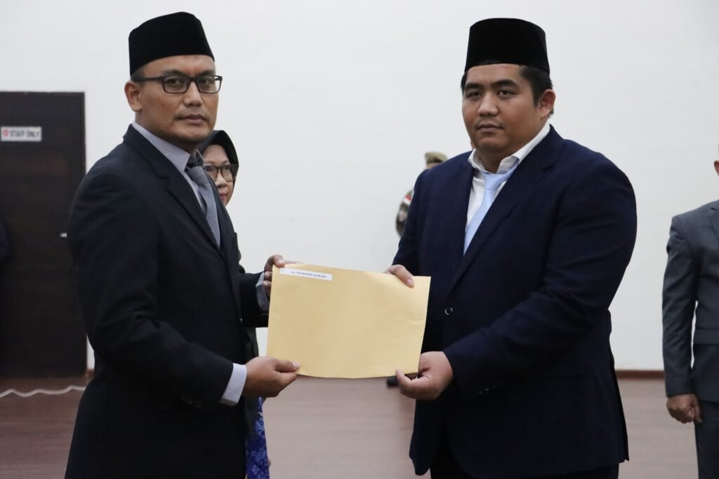 Bupati Bintan Roby Kurniawan menyerahkan SK pelantikan jabatan Direktur UPTD RSUD Bintan