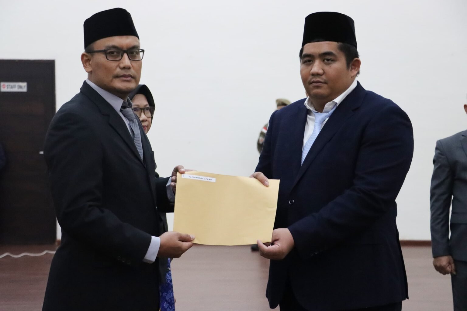 Roby Lantik drg Toni Masruri jadi Direktur RSUD Bintan Bupati Bintan Roby Kurniawan menyerahkan SK pelantikan jabatan Direktur UPTD RSUD Bintan