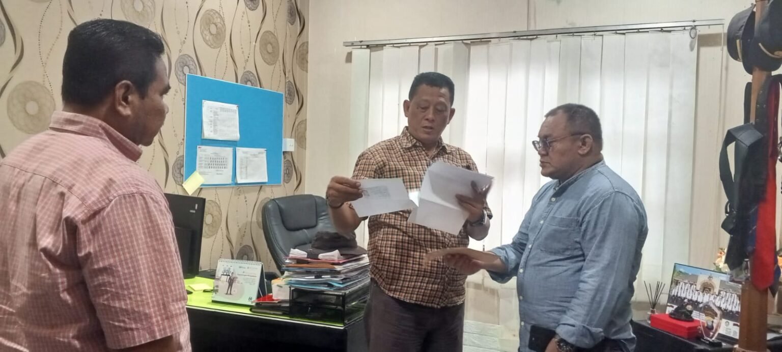 Koordinator lapangan Aliansi Geber Jusri Sabri bersama tokoh masyarakat saat menyampaikan pemberitahuan aksi di Polres Tanjungpinang, Selasa (19/8).