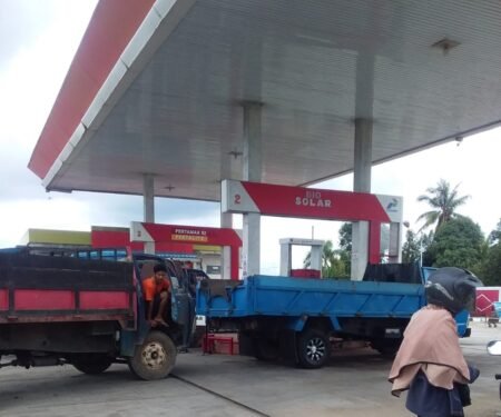 Kenderaan lori saat mengisi solar di SPBU km 16 Bintan