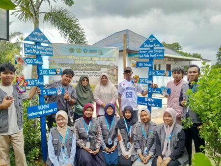 Mahasiswa KKN Sekolah STAIN Sultan Abdurrahman Kepri kelompok TS 17 melaksanakan program kerja bertajuk Gerakan Edukasi Sampah, Senin (19/8).