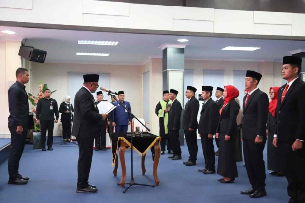 Wali Kota Tanjungpinang, Lis Darmansyah, melantik dan mengambil sumpah jabatan 13 pejabat fungsional di lingkungan Pemerintah Kota Tanjungpinang di Aula Sultan Sulaiman Badrul Alamsyah, Rabu (20/8).