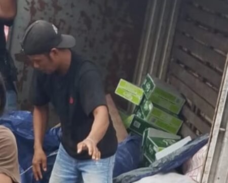 Ratusan Kotak Mikol terlihat di mobil pickup yang terbalik di Pelabuhan Jagoh. Kasus sempat menjadi kontroversial karena pernyataan Kasatpol Airud Polres Lingga yang tidak melihat Mikol tersebut. (Foto-istimewa)