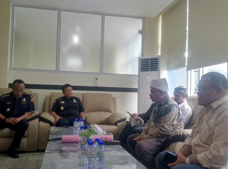 Batal Demo Terkait Peredaran Rokok Ilegal Merajalela, Aliansi GEBER dan LSM Getuk Kepri Pilih Berdialog Bersama BC Sembari Sebut Pengekan Hukum Lemah Aliansi Geber saat dialog dengan BC Tanjungpinang, Senin (25/8).