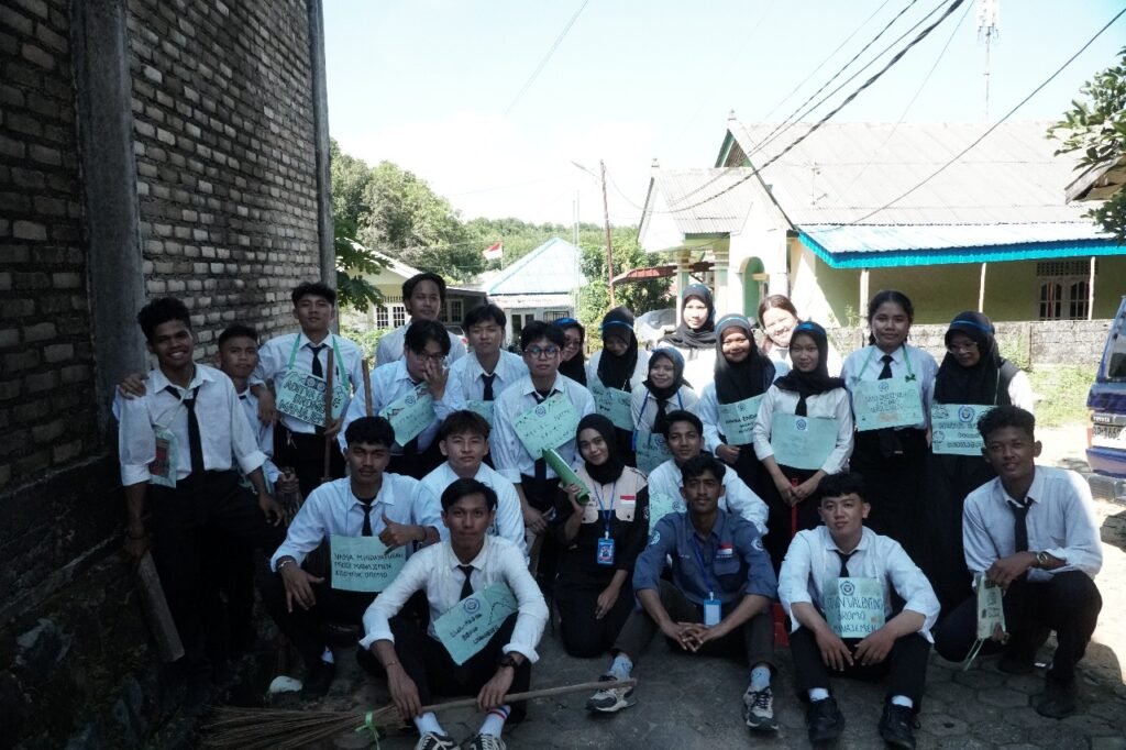 Semangat memperingati HUT ke-80 Kemerdekaan RI, mahasiswa baru STIE Pembangunan Tanjungpinang yang tengah mengikuti kegiatan PKKMB menggelar aksi gotong royong bersama warga